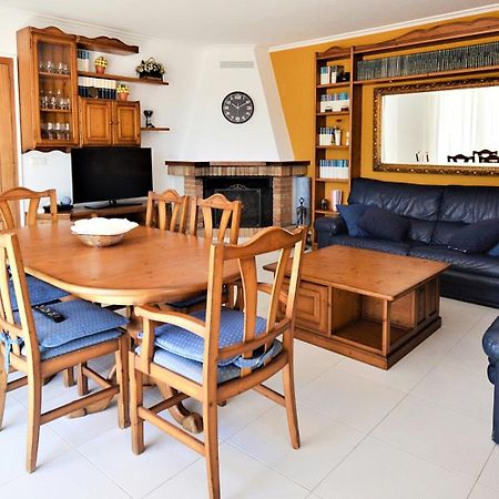 Piso De Playa Con Terraza En El Centro De Vilanova Вильянуэва-де-Ароса Экстерьер фото